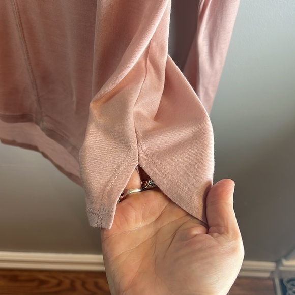 Two By Vince Camuto Long Sleeve Ruffle Shoulder Top Size Medium - Picture 4 of 9